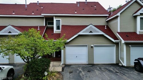 32 Pine Hollow Ct, Oak Ridge, NJ, 07438-9180 | Card Image