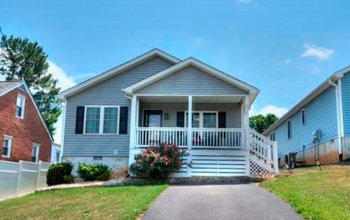 611 C St, STAUNTON, VA, 24401-2737 | Card Image