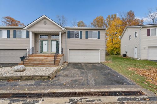 1081 River Ridge Cir, Grand Blanc, MI, 48439-8047 | Card Image