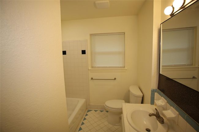 Full Bathroom | Image 9