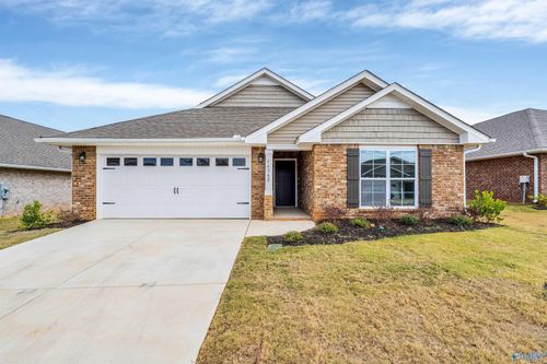 6105 Eagle Point Cir Se, Owens Cross Roads, AL, 35763-5014 | Card Image