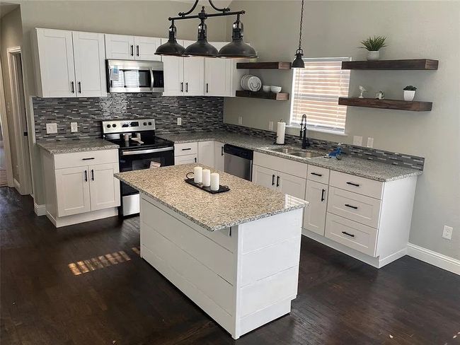 617 S Elm St, Home with 2 bedrooms, 2 bathrooms and 2 parking in Sherman TX | Image 4