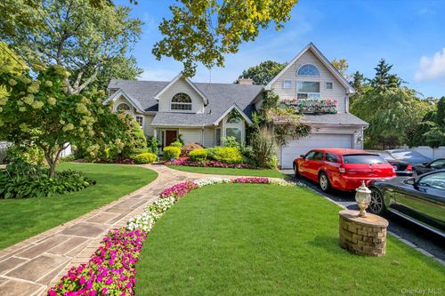 12 Gold Cir, Malverne, NY, 11565-1060 | Card Image