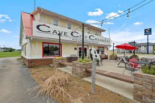 201 Hubbard Ln, Cave City, KY, 42127-8454 | Card Image