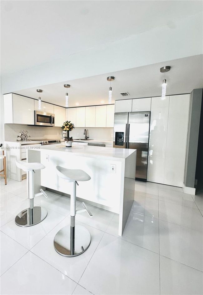 APT-911 - 19390 Collins Ave, Condo with 2 bedrooms, 1 bathrooms and null parking in Sunny Isles Beach FL | Image 18