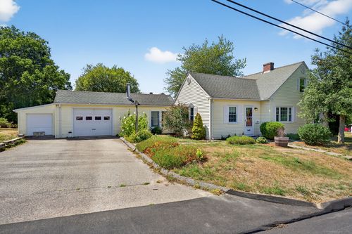 32 S Broad St, Pawcatuck, CT, 06379-1985 | Card Image