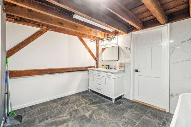 837 Lake St, House other with 6 bedrooms, 4 bathrooms and null parking in Bristol NH | Image 8