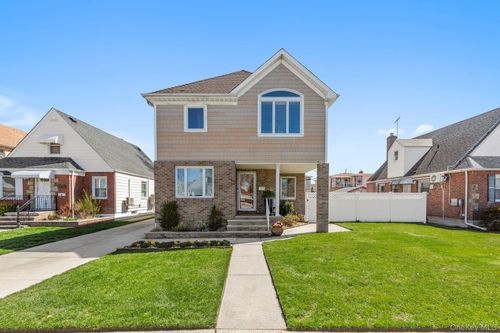 8227 265th St, Glen Oaks, NY, 11004-1718 | Card Image