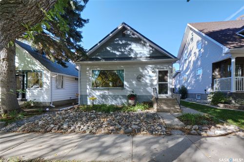 1042 Algoma Avenue, Moose Jaw, SK, S6H3Z5 | Card Image