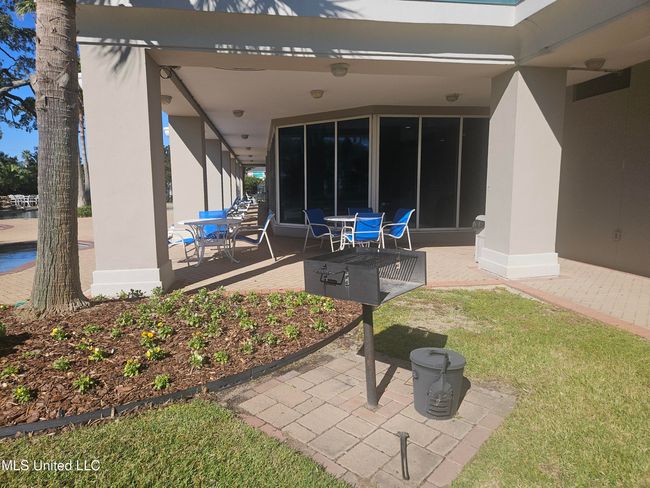 East Outdoor Grill | Image 38
