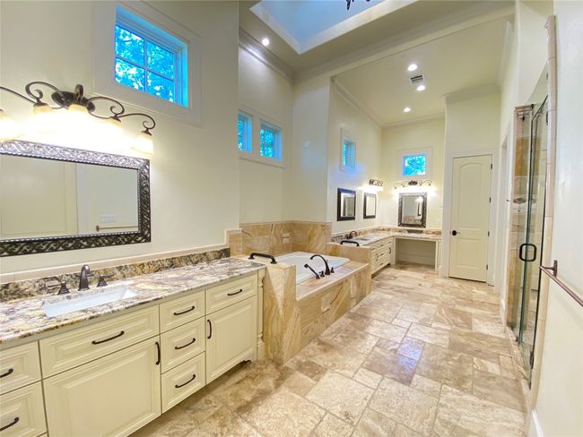 Primary Bathroom | Image 12