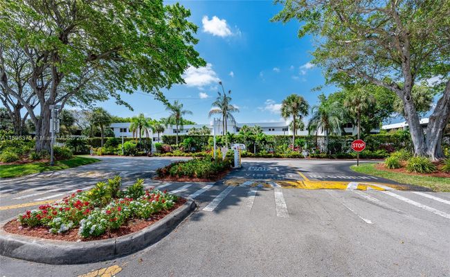 27I - 1410 Sheridan St, Condo with 2 bedrooms, 2 bathrooms and null parking in Hollywood FL | Image 3