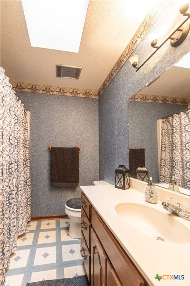 911 S Peck St, House other with 3 bedrooms, 2 bathrooms and null parking in Shiner TX | Image 19