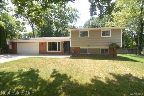 2571 Red Arrow Drive, Commerce Charter Township, MI, 48382 | Card Image
