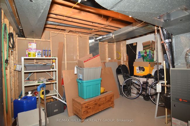 686 Cummings Ave, House attached with 3 bedrooms, 1 bathrooms and 2 parking in Ottawa ON | Image 18