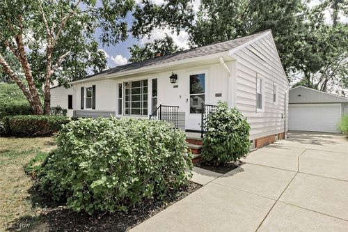 1590 Dennis Dr, Wickliffe, OH, 44092-1074 | Card Image