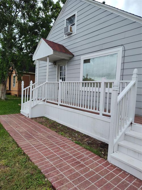 527 W 6th St, Freeport, TX, 77541-5618 | Card Image