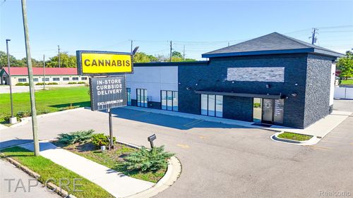 111 W Genesee St, Lapeer, MI, 48446-2270 | Card Image