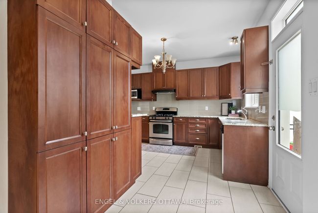 182 Meandering Brook Dr, House attached with 4 bedrooms, 4 bathrooms and 2 parking in Gloucester ON | Image 18