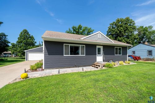 417 S Elm St, Lennox, SD, 57039-2209 | Card Image