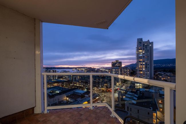 1404 - 130 E 2 Nd Street, Condo with 2 bedrooms, 2 bathrooms and 2 parking in North Vancouver BC | Image 6