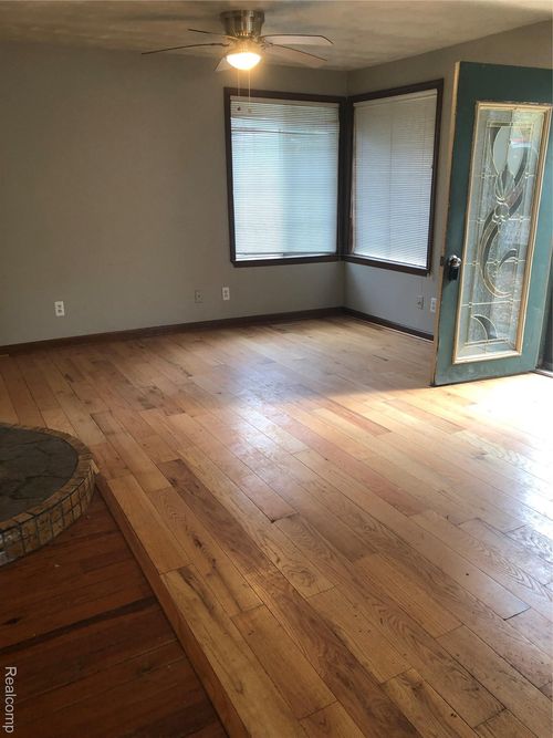 8304 Arlis St, Commerce Township, MI, 48382-4504 | Card Image