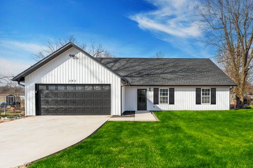 305 E Crescent St, Aurora, MO, 65605-1316 | Card Image