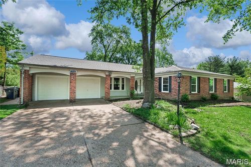 1944 Pepperrell Dr, Saint Louis, MO, 63146-3641 | Card Image