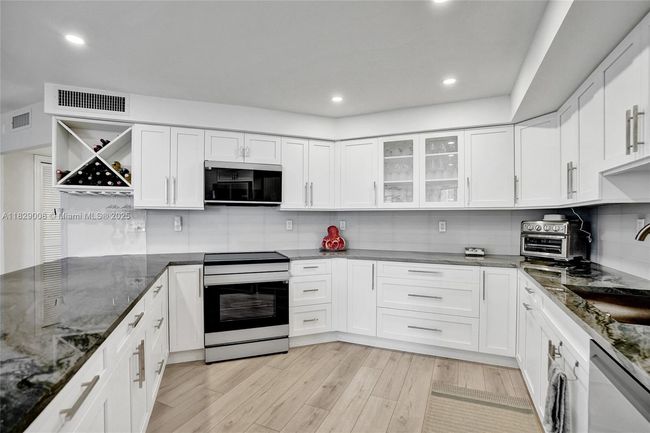 APT-403 - 1340 Ocean Blvd, Condo with 2 bedrooms, 2 bathrooms and null parking in Pompano Beach FL | Image 33