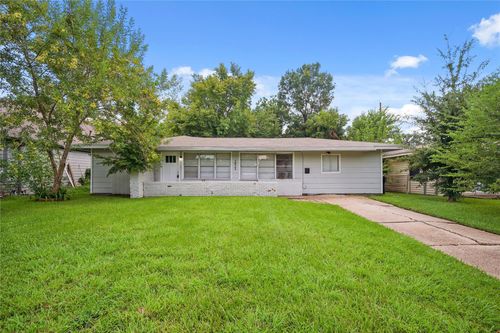 5822 Glenhurst Dr, Houston, TX, 77033-2008 | Card Image