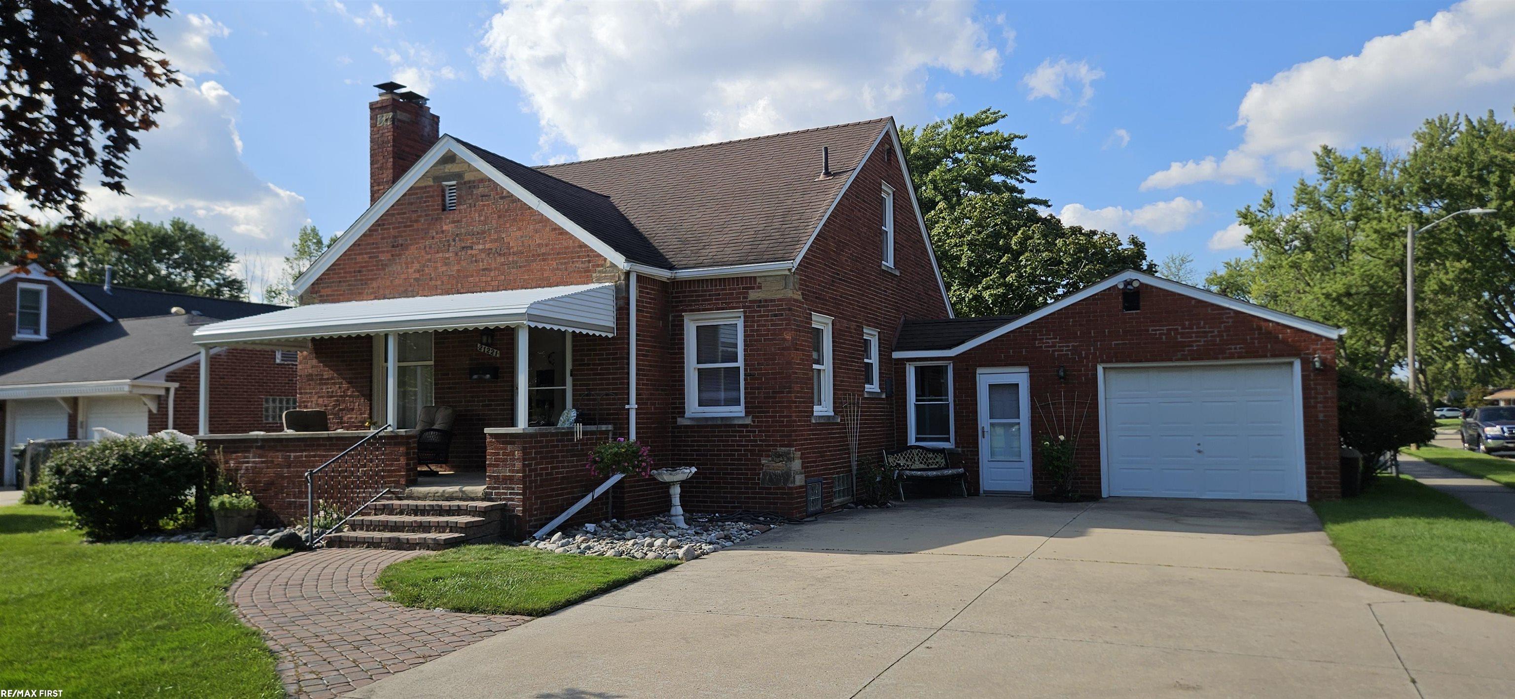 11 Mile Rd, Saint Clair Shores, MI 48081