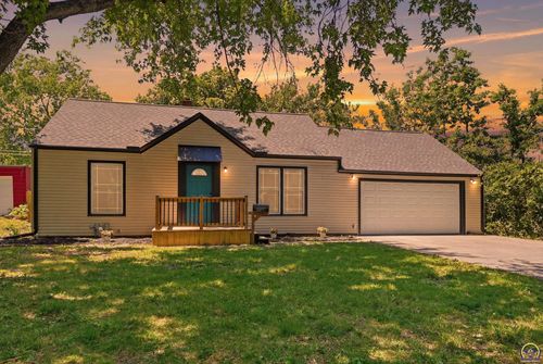 807 Anderson Ter, Topeka, KS, 66606-2009 | Card Image