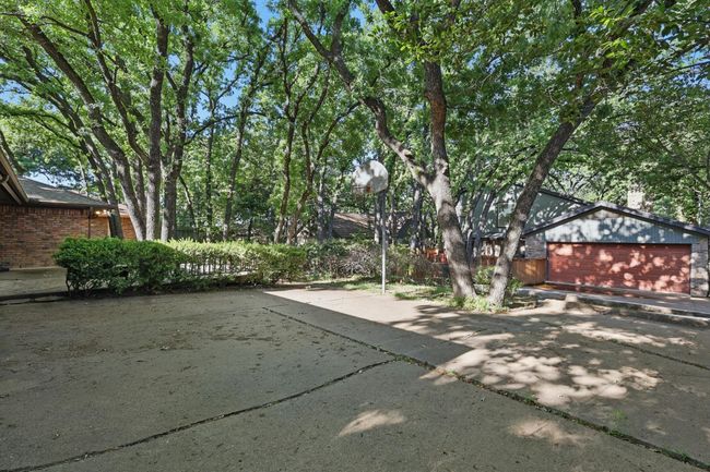 View of yard featuring driveway | Image 40