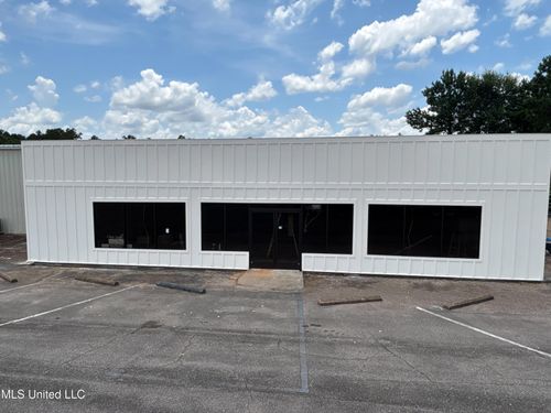 704 Frontage Dr W, Wiggins, MS, 39577-8133 | Card Image