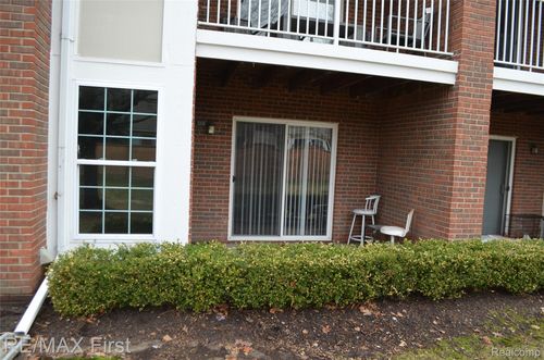 4287 Berkshire Dr, Sterling Heights, MI, 48314-1215 | Card Image