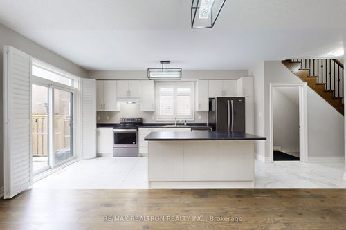 15 Silver Charm Dr, East Gwillimbury, ON, L9N0S5 | Card Image