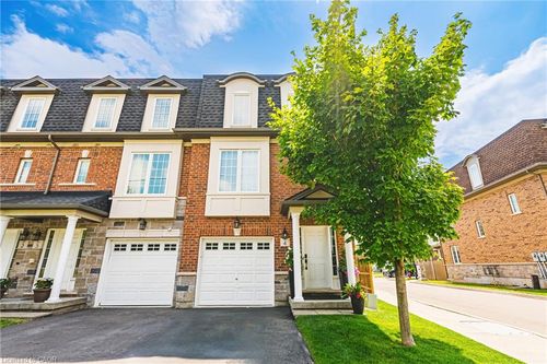 4-2220 Queensway Dr, Burlington, ON, L7R0E7 | Card Image