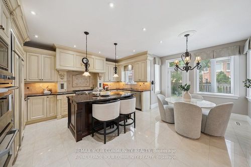 22 Theobalds Cir, Richmond Hill, ON, L4C9C7 | Card Image