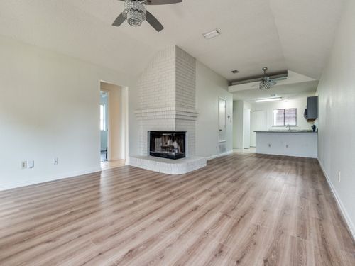 917 Westover Dr, Lancaster, TX, 75134-3728 | Card Image