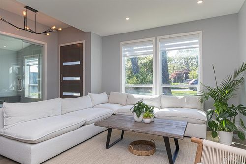 909 Bank St, Victoria, BC, V8S4B1 | Card Image