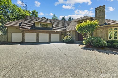 19401 Se 16th St, Sammamish, WA, 98075-9683 | Card Image