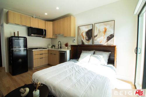 22454 Dolorosa St, Woodland Hills, CA, 91367-4440 | Card Image