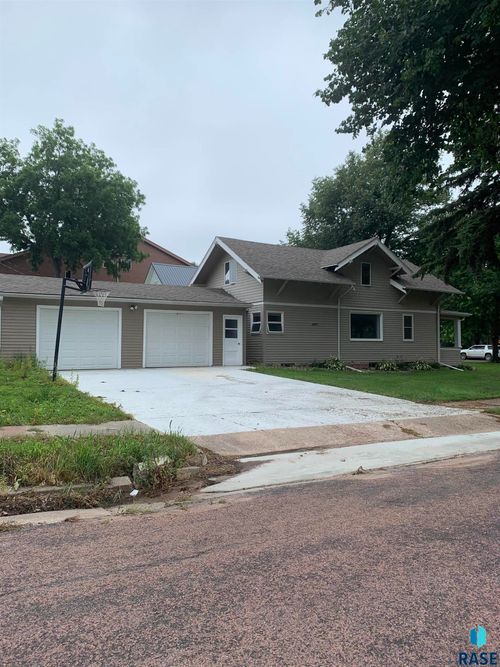 402 E 7th St, Dell Rapids, SD, 57022-1646 | Card Image