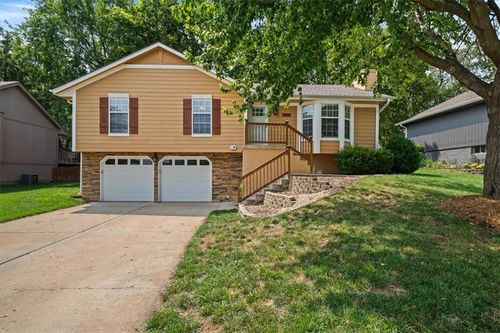 1712 Ne Whitestone Dr, Lee's Summit, MO, 64086-5975 | Card Image