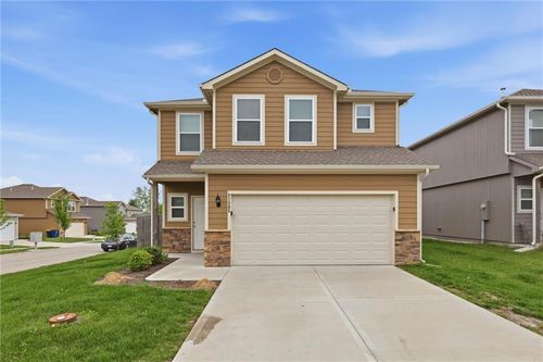 21305 W 215th Ter, Spring Hill, KS, 66083-8119 | Card Image