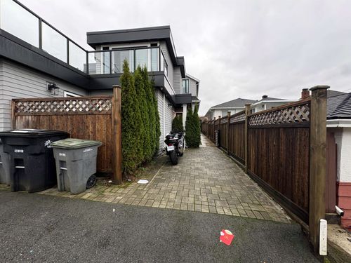3429 Dundas St, Vancouver, BC, V5K1R9 | Card Image