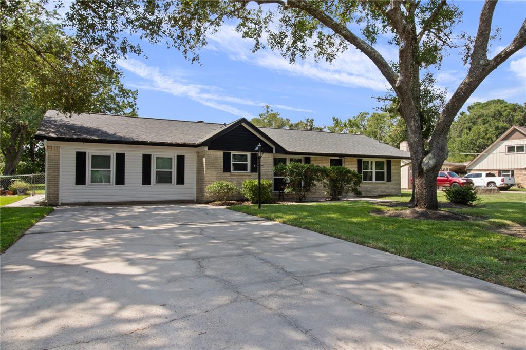 Shadowbend Ave, Friendswood, TX 77546