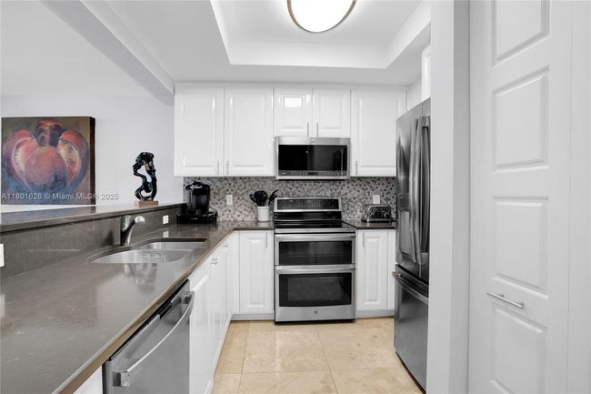 APT-1904 - 3400 Sw 27 Th Ave, Condo with 2 bedrooms, 3 bathrooms and null parking in Coconut Grove FL | Image 7