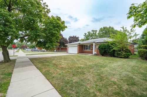 8386 Potomac, Center Line, MI, 48015-1621 | Card Image