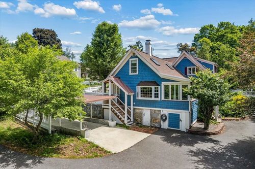 564 River Rd, Manchester, NH, 03104-1946 | Card Image
